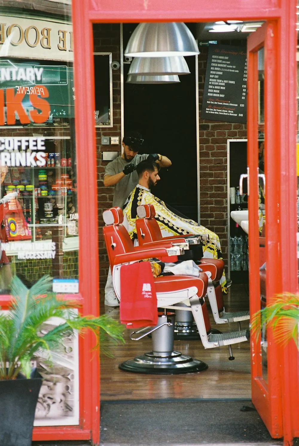 Barbero trabajando en el salón