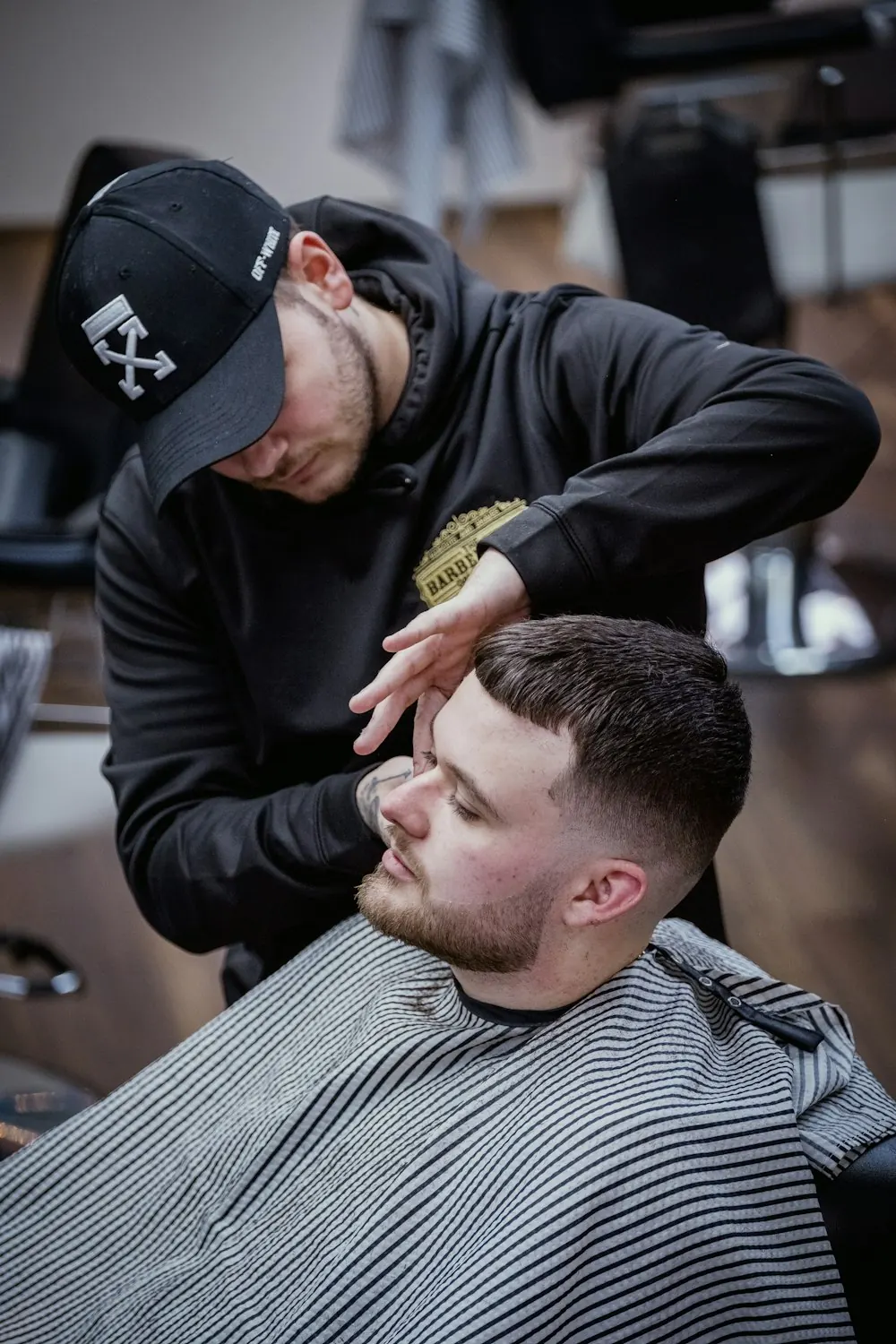 Cliente durante su corte en la barbería