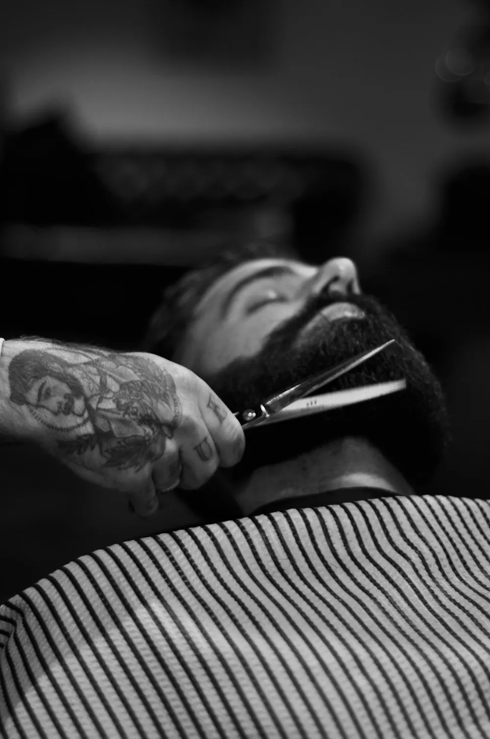 Recorte de barba en blanco y negro